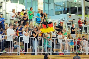 Zuschauer des Länderspiels Deutschland - Tschechien applaudieren in Erfurt den Teams. Foto: Susann Fromm