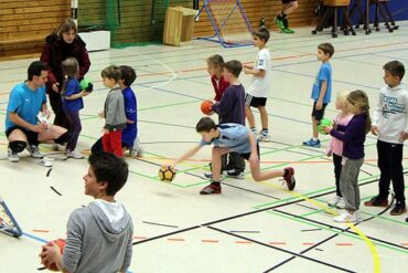 Kinder und Erwachsene machten in Essen erstmals spielerisch Bekanntschaft mit einem Tchoukball-Frame. Foto: Thomas Langescheid