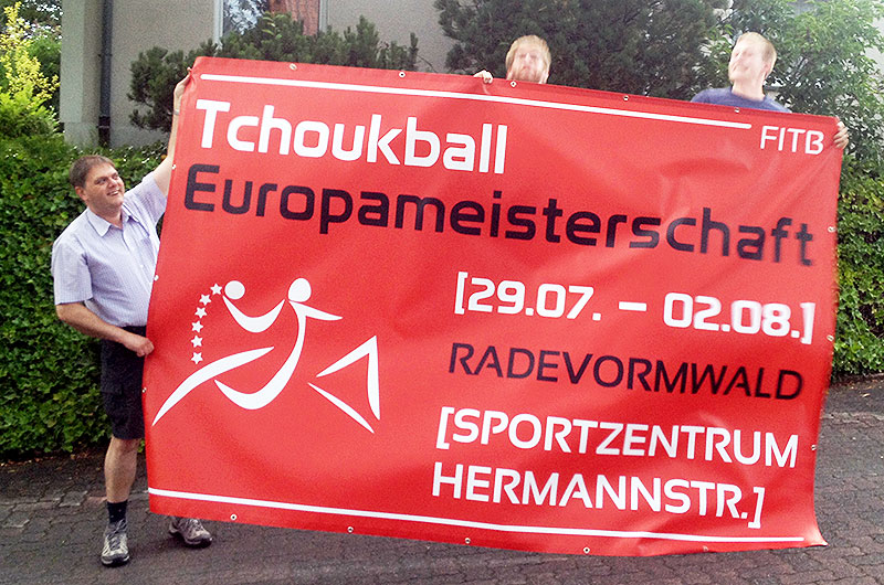 Größer als unsere Spieler: Die Werbebanner für die Tchoukball-EM in Radevormwald. (Foto: Rafael Hild)